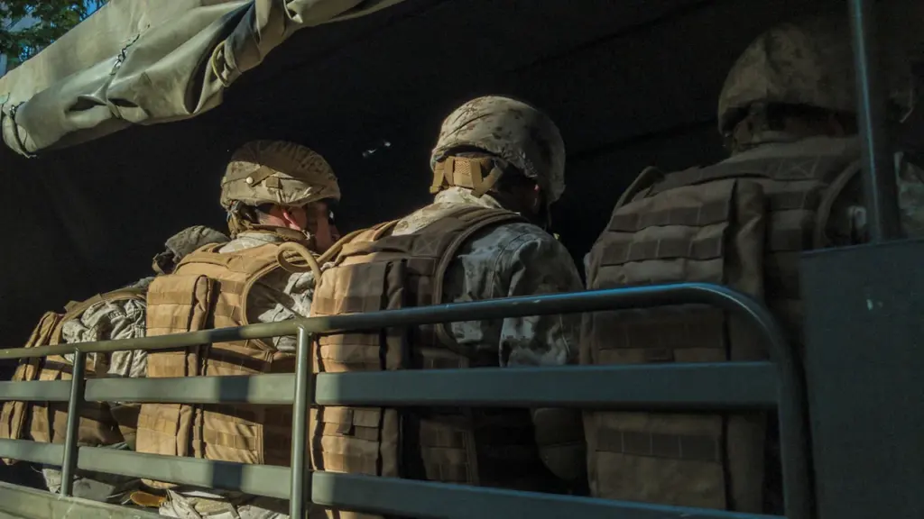 Latvijas armijas karavīri dodas uz militārajām mācībām ar kravas automašīnu.