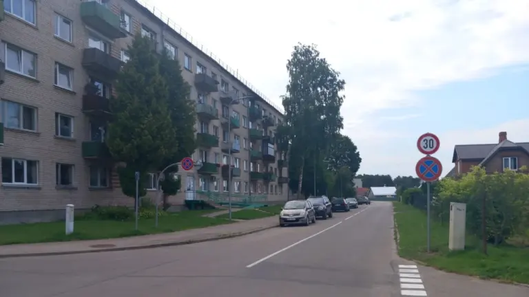 Izmaiņas Līvānos: Saules ielā ieviesti jauni stāvēšanas ierobežojumi
