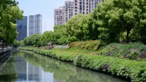 Pilsētas kanāls ar zaļu krastmalu un modernu ēku apbūvi Liepājas videi atbilstošā stilā.