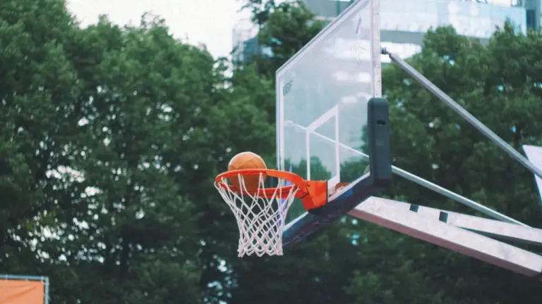 Basketbola bumba ielido grozā laikā, kad notiek sporta sacensības Liepājā.