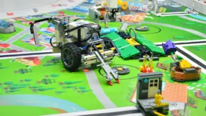 Robotikas sacensību laukums ar izglītojošu robotu Mērdzenes Kultūras nama pasākumam.