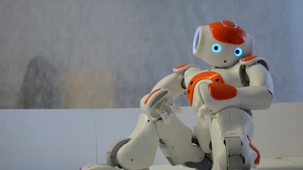 Balts un oranžs interaktīvs robots pozē Slampes kultūras pasākuma reklāmas materiālam.