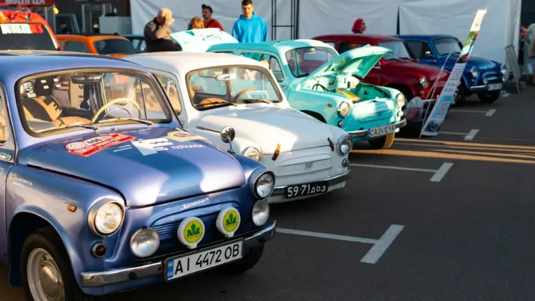 Skaistkalnē 74 retro auto un zaļumballe par spīti lietum