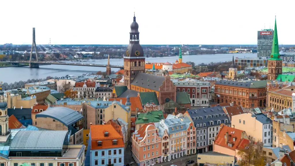 Panorāmas skats uz Rīgas vecpilsētu ar baznīcu torņiem un Daugavas upi