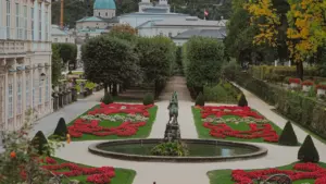 Labi kopts parks ar strūklaku un ziedu dobēm, kas raksturo skaistus pilsētas dārzus.