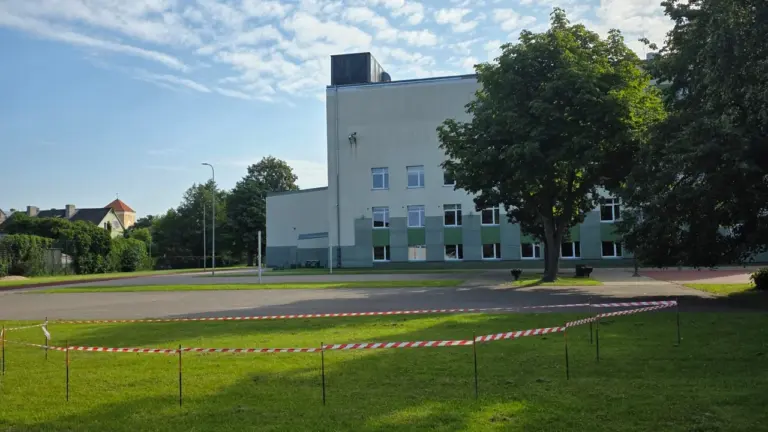 Ventspils skolu teritorijās sāk būvēt jaunas atpūtas zonas