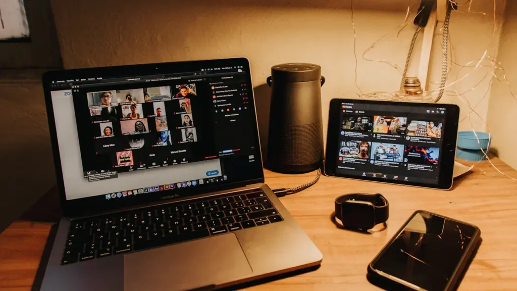 Portatīvais dators uz galda demonstrē attālinātu videokonferences sēdi digitālā formātā.